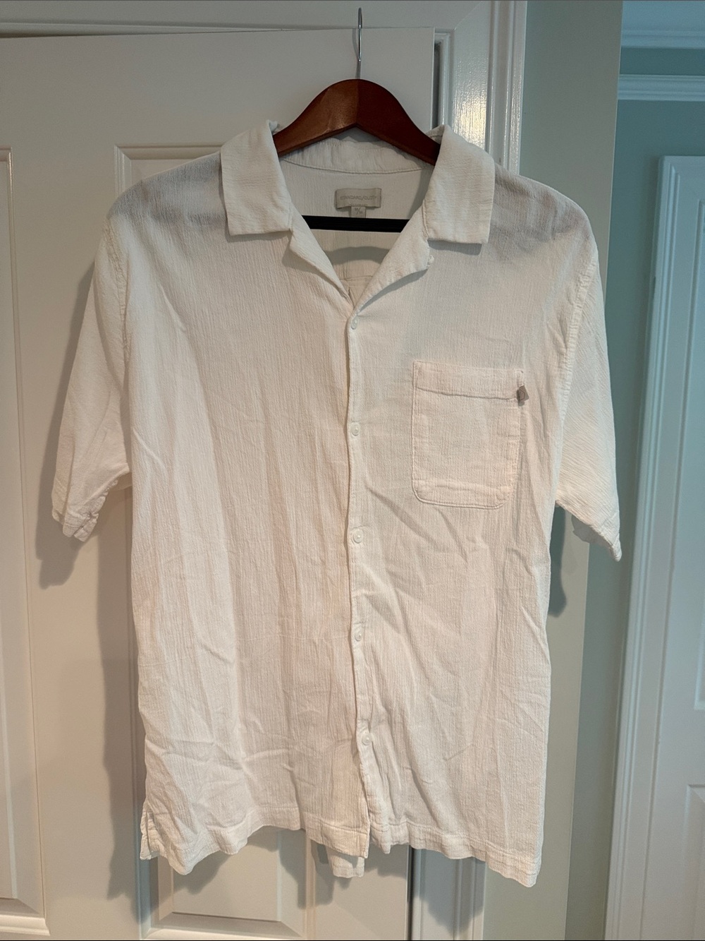Men's White Short-Sleeve Casual Button-Down Shirt - Lightweight Pocket Style